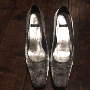 💥Stuwart Weitzman💥 pewter. low heels. Size 8